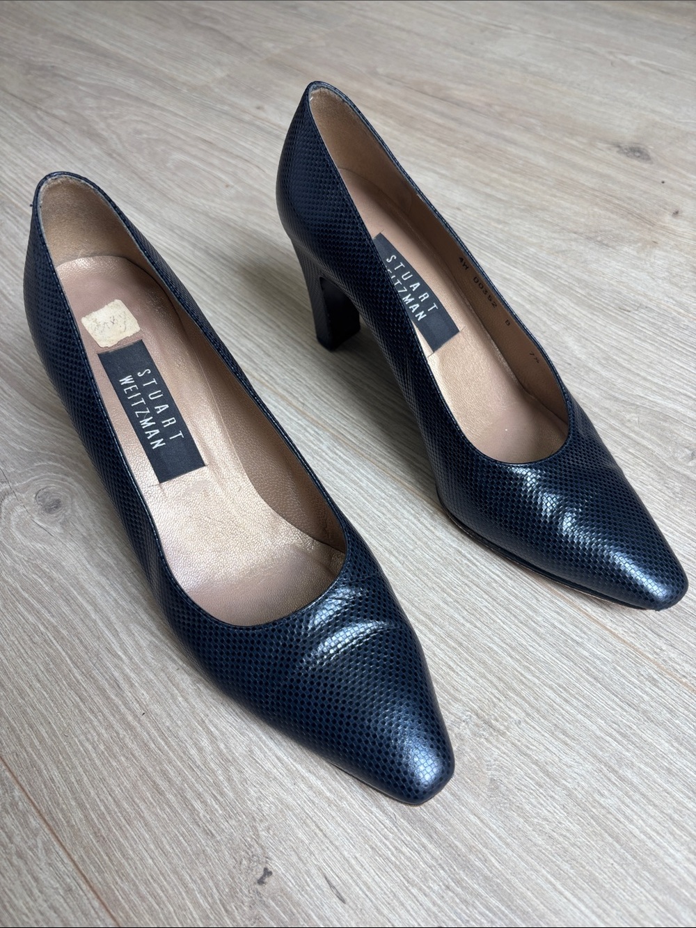 VTG Stuart Weitzman Navy Textured Leather Pointed Toe Pumps